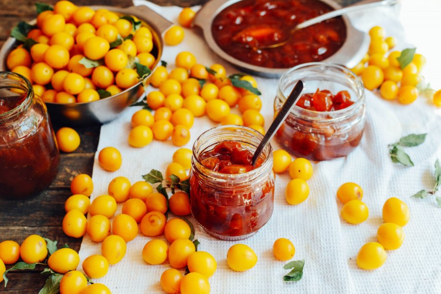 Préparation de confitures à la mirabelle. ch_ch - Shutterstock.com