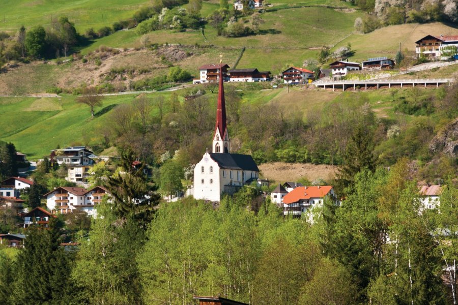 Vue sur Ötz et son église. MichaelUtech - iStockphoto