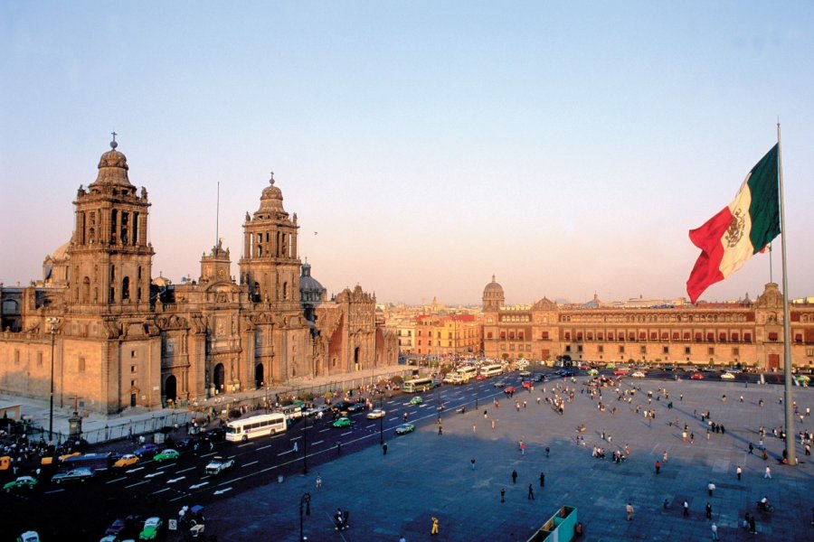 Plaza de la Constitución (El Zócalo) bordée par la cathédrale de Mexico. S.Nicolas - Iconotec