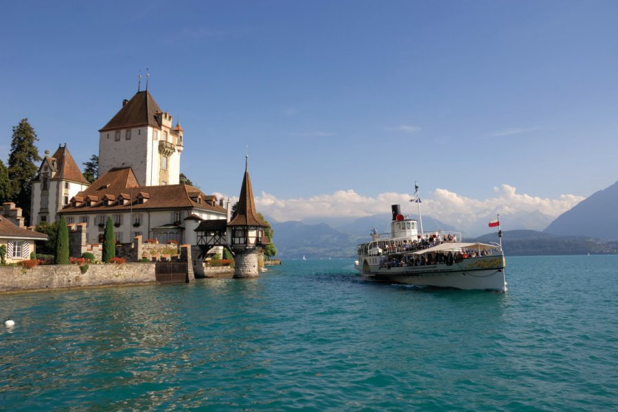 Croisière sur le lac de Thun et vue sur le Château Oberhofen. Interlaken Tourismus