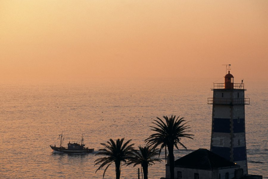 Coucher de soleil sur le phare de Cascais. John Frechet - Iconotec