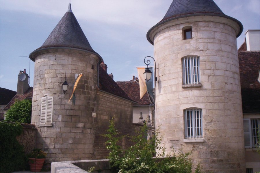 Les tours rondes de la Porte Noël Josiane Maxel