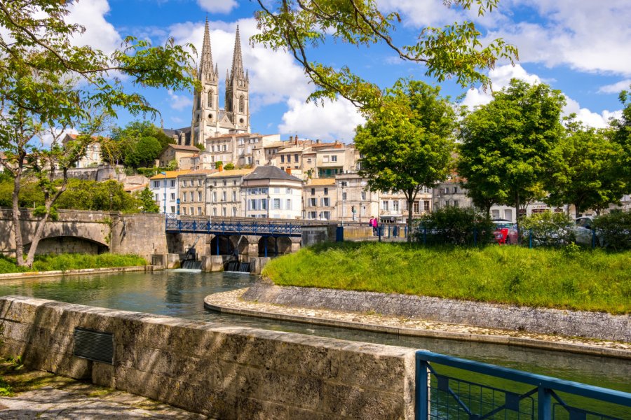 La ville de Niort sur les bords de la Sèvre. kateafter - stock.adobe.com