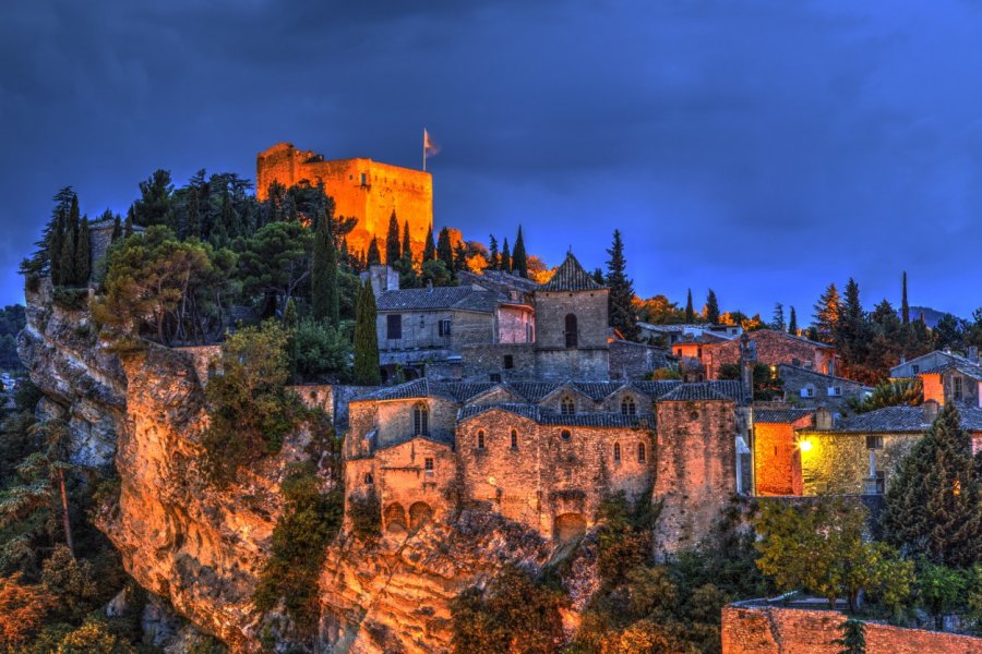 La vieille ville de Vaison-la-Romaine de nuit. GOMBERT Ludovic - Coll. ADT Vaucluse