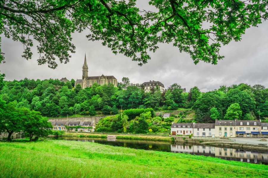 Vue du Quai Jean Guivarc'h avec l'Aulne et l'Église Notre-Dame des Portes Fotoschlick - stock.adobe.com