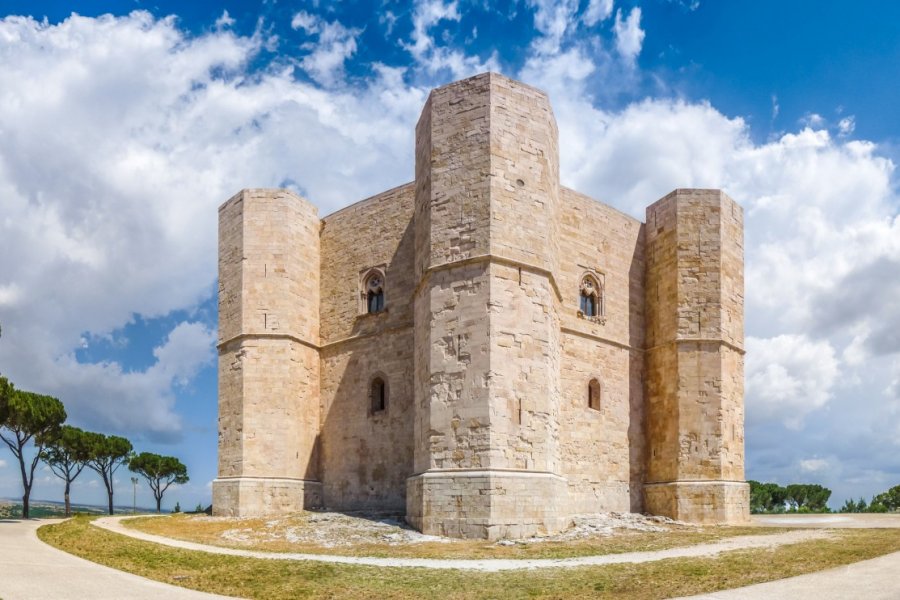Vue sur le Castel del Monte, construit sur une base octogonale par l'empereur Frederick II. canadastock - Shutterstock.com