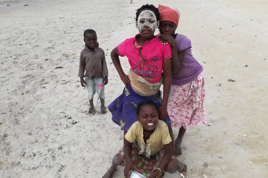 Enfants de Quirimba et masque Musiro. Elisa Vallon