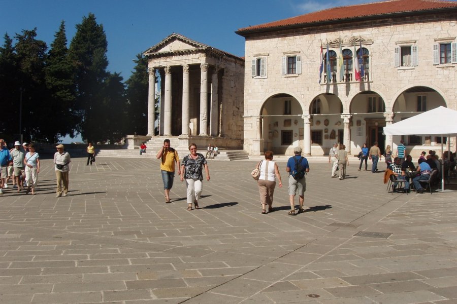 Temple d'Auguste et le forum. Tourism Office Pula