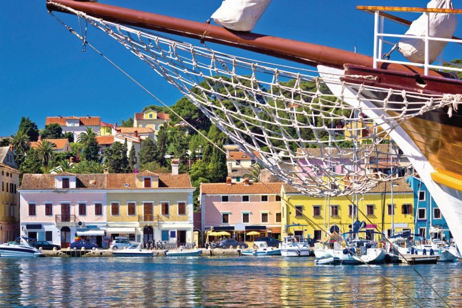 Le port coloré de Mali Lošinj. xbrchx - iStockphoto