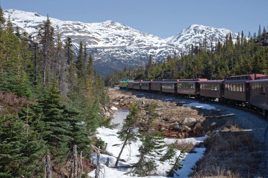 Train de la White Pass menant à Skagway. iStockphoto.com/VisionsbyAtlee