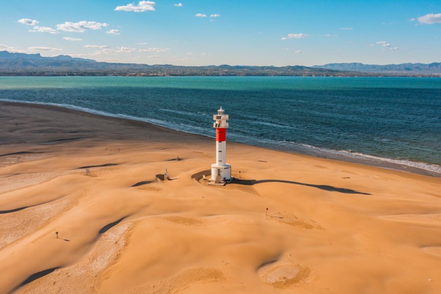 Vue aérienne du phare El Far del Fangar, parc naturel du Delta de l'Ebre. Pol.Albarran - shutterstock.com