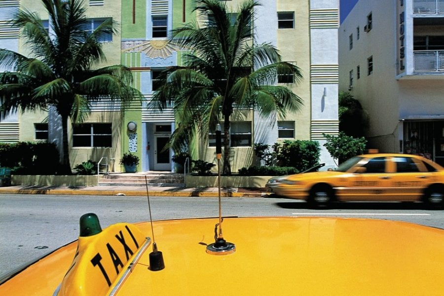 Immeuble et taxi à Miami Beach. (© Siegfried Stoltzfuss - Iconotec))