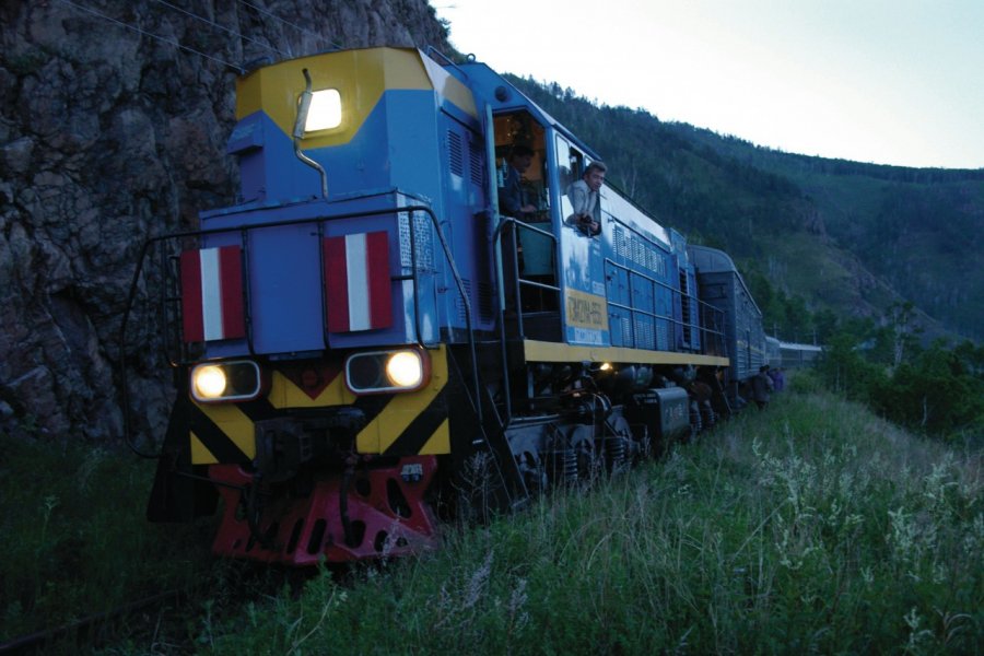 Train sur la ligne du Circumbaïkal Stéphan SZEREMETA