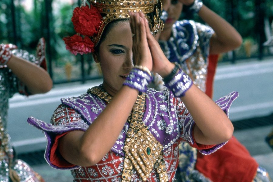 Danseuse en costume traditionnel. (© S.Nicolas - Iconotec))