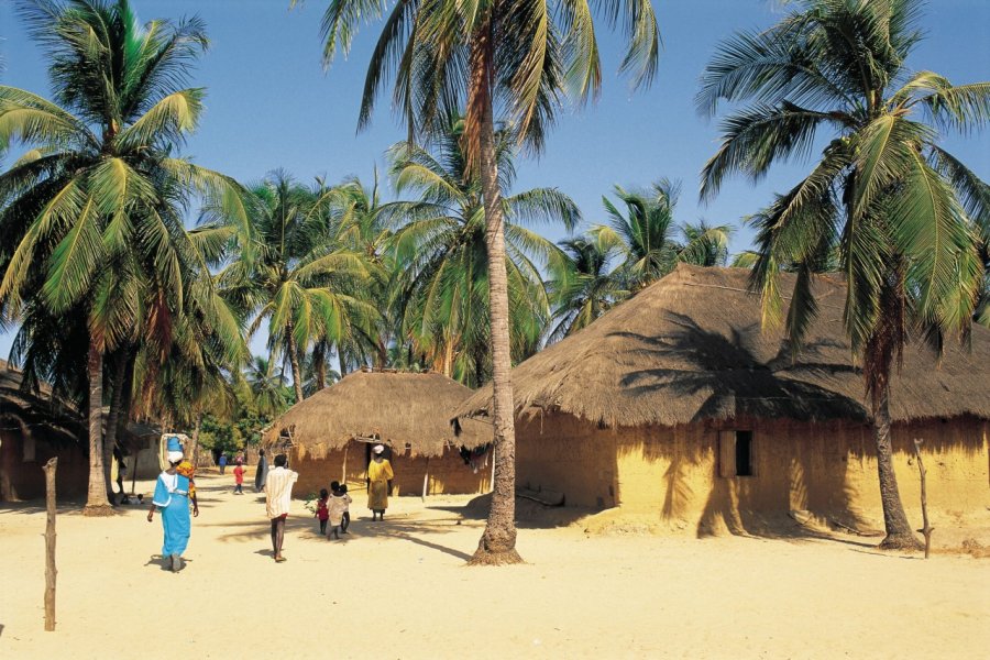 Huttes sur une plage de Casamance. S.Nicolas - Iconotec