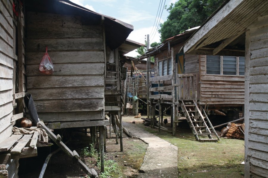 Maisons sur pilotis dans un village iban Stéphan SZEREMETA