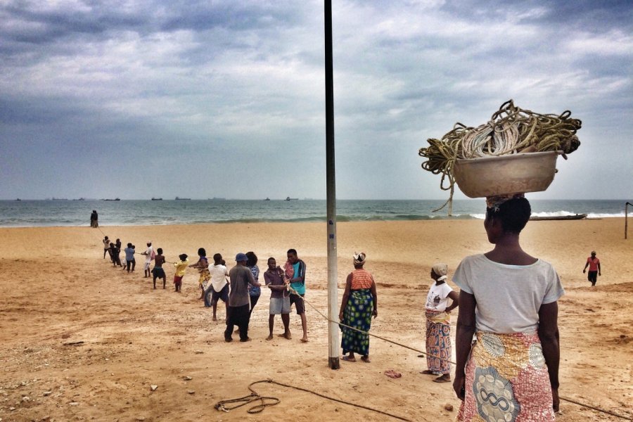 Pêcheurs de Lomé qui remontent les filets. Agathe Andrieu