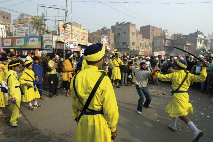 Démonstration d'art martial sikh dans les rues d'Amritsar. Alamer - Iconotec