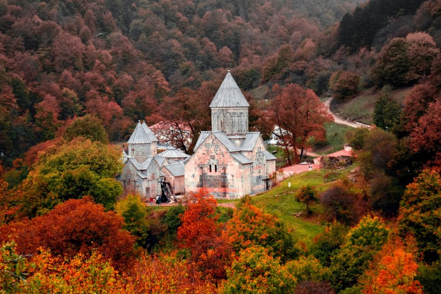 Vue sur le monastère de Haghartsin, qui se trouve dans le parc national de Dilidjan. Karen Faljyan - Shutterstock.com