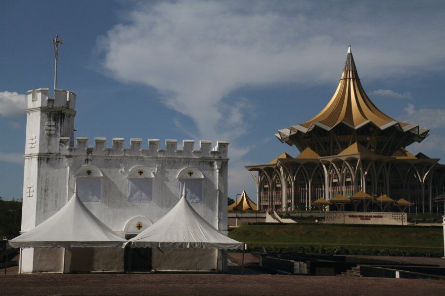 Square tower et le parlement le long de la rivière Sarawak Stéphan SZEREMETA