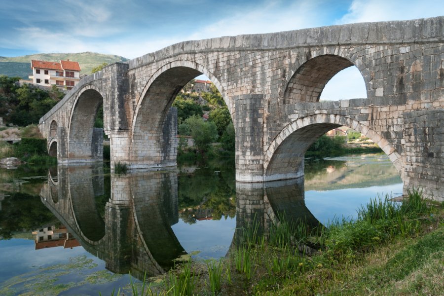 Le vieux pont de Trebinje. dinosmichail - shutterstock.com