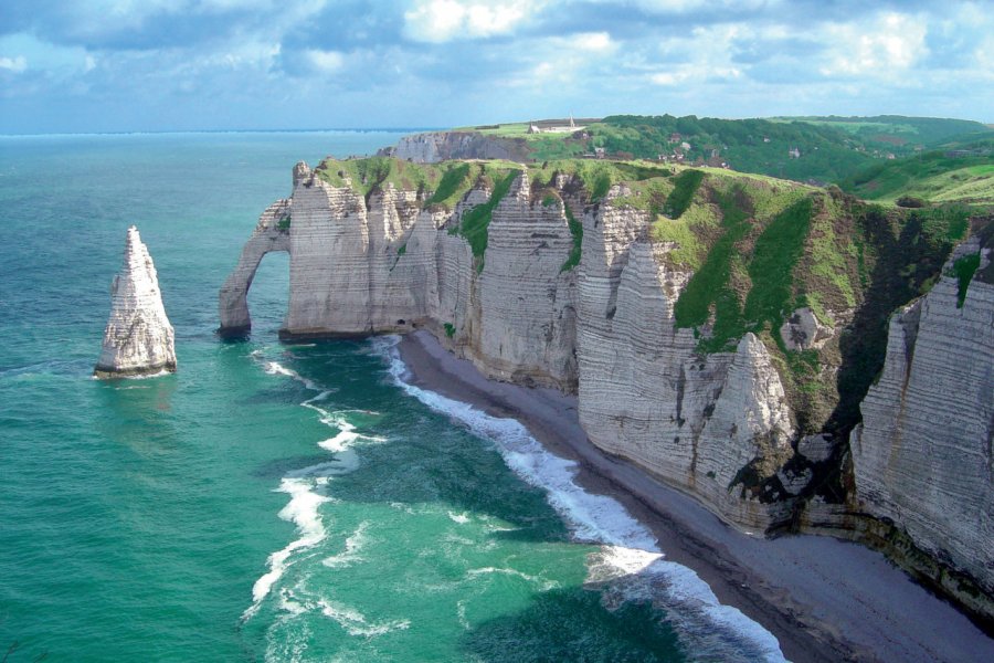 Vue sur les falaises et l'Aiguille d'Etretat Claude COQUILLEAU - Fotolia