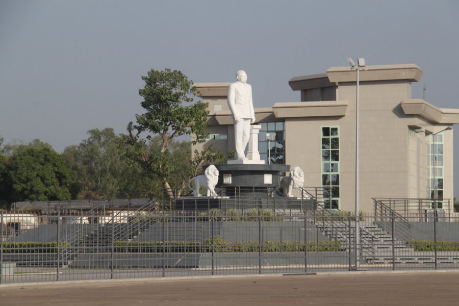 Statue de Gnassingbé Eyadema face au Palais des Congrès de la ville de Kara. Rozenn LE ROUX