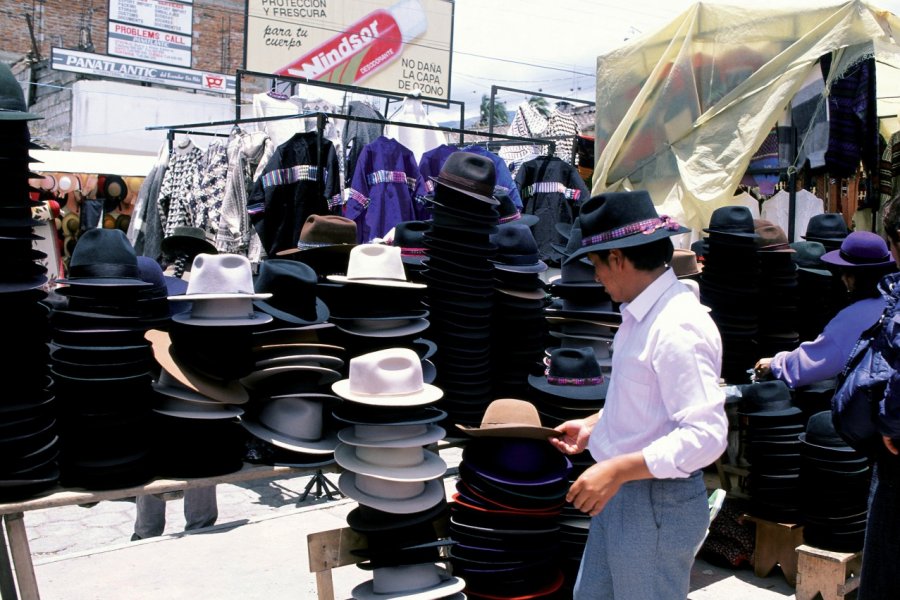 Des chapeaux pour tous les goûts sur le marché d'Otovalo. Author's Image
