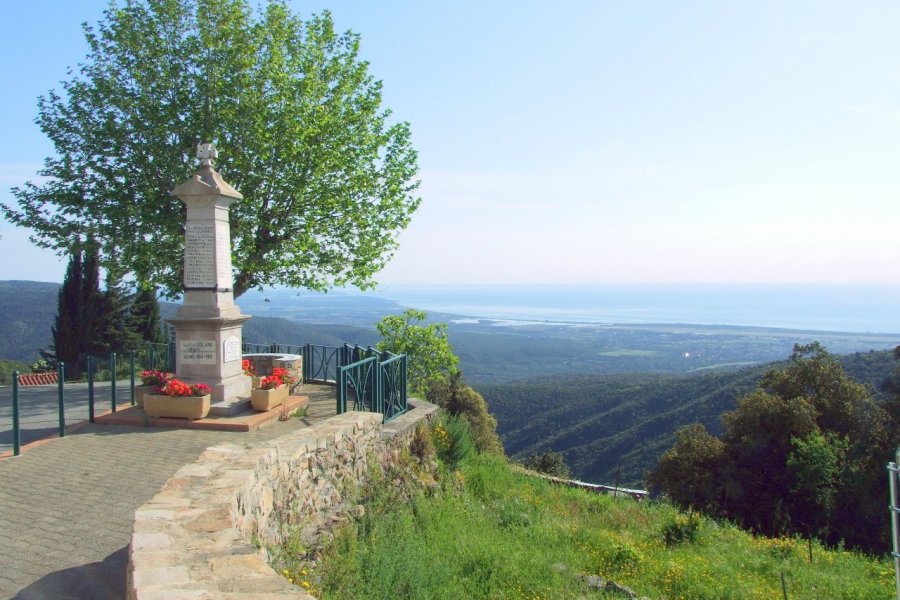 Monument aux morts de Solaro et vue sur l'étang de Palo. Xavier Bonnin