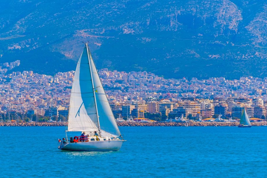 Frégate dans le golfe de Palaio Faliro. ImagIN.gr photography / Shutterstock.com