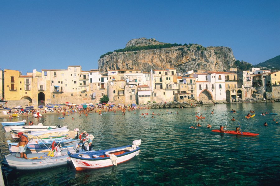 Le port de Cefalù face au rocher de la Rocca. Author's Image