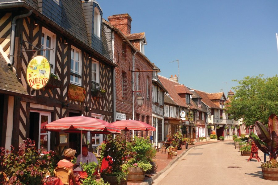 Dans les rues de Beuvron-en-Auge. www.calvados-tourisme.com