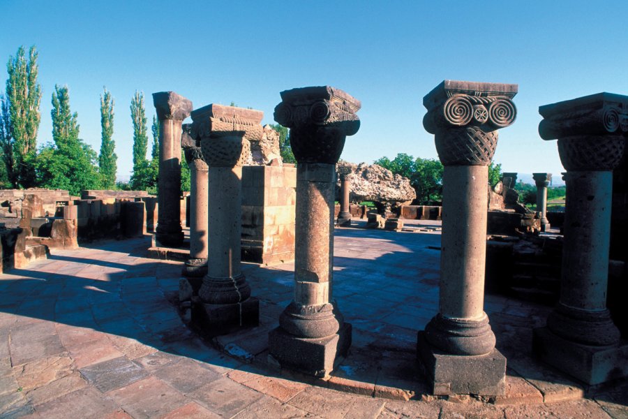 Colonnade à la base de la cathédrale en ruine de Zvartnots en voie de restauration. Eric Martin - Iconotec