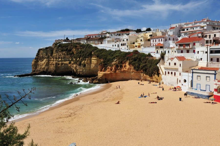 Plage de Carvoeiro dans l'Algrave. Clubfoto - iStockphoto