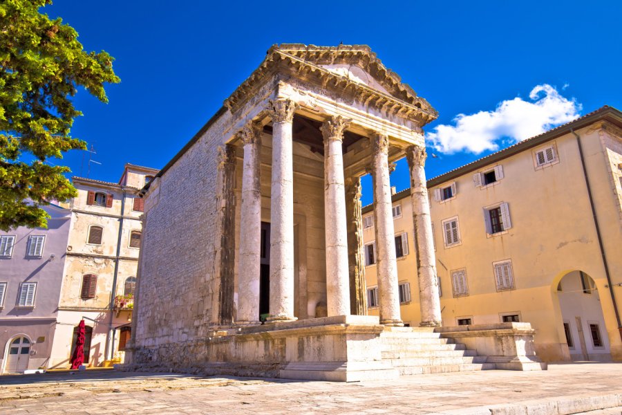 Temple d'Auguste sur la place du Forum. xbrchx - Shutterstock.com