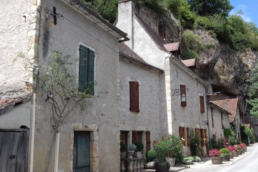 La Toulzanie, quartier semi-troglodytique de la vallée du Lot. Sophie AYMARD