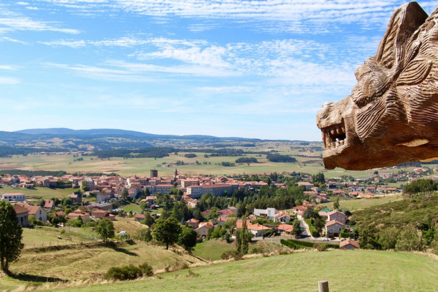 Saugues et la sculpture en bois de la bête du Gévaudan. Hans-Martin Goede - Fotolia