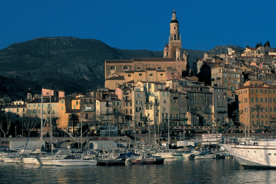 Le Vieux Port de Menton TOM PEPEIRA - ICONOTEC.COM