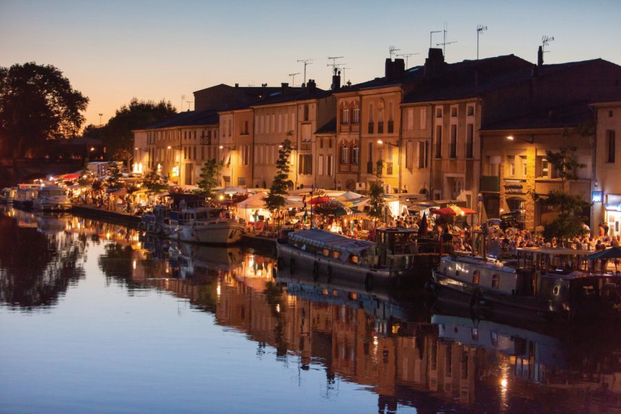 Le port de Castelnaudary le soir. CASTELNAUDARY TOURISME