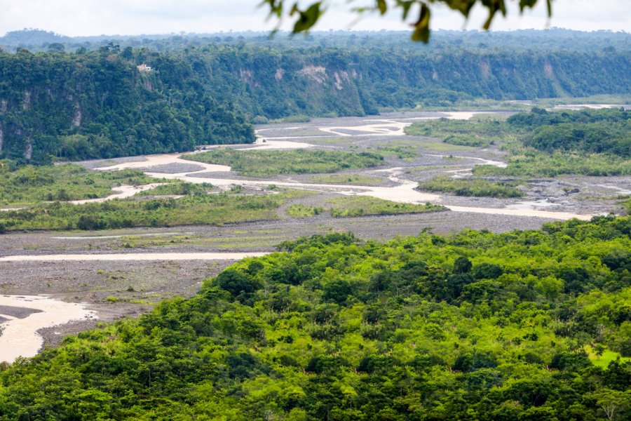 La rivère Upano, dans les environs de Macas. Ammit Jack - Shutterstock.com