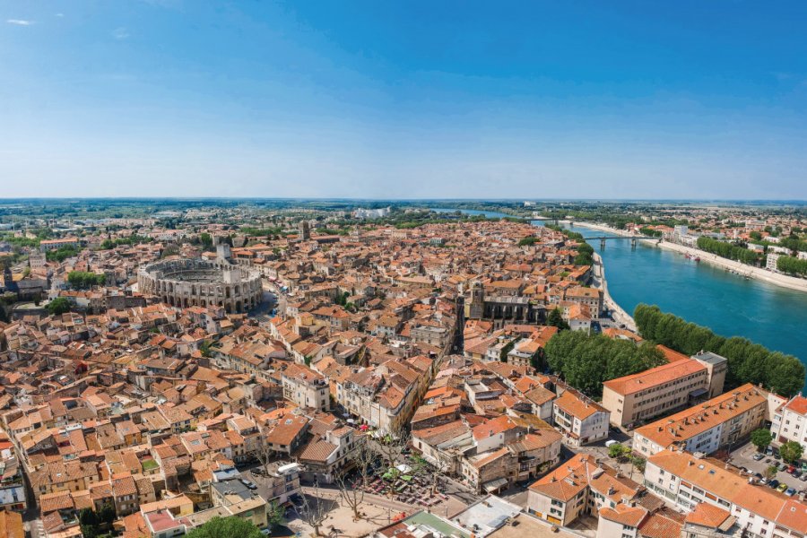 Vue sur la ville d'Arles. Oleg_P - stock.adobe.com