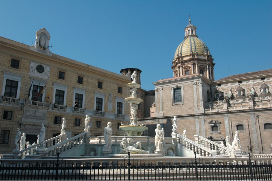 Fontana della Vergogna au pied de l'église Santa Caterina, Piazza Pretoria. Picsofitalia.com