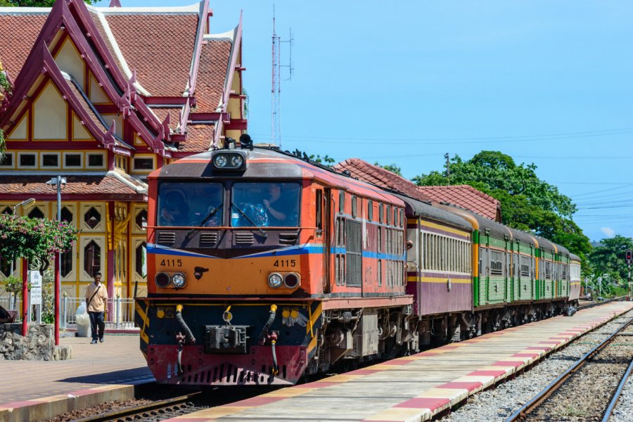 Un train à la gare ferroviaire de Hua hin. Pratan Saetang - Shutterstock.com