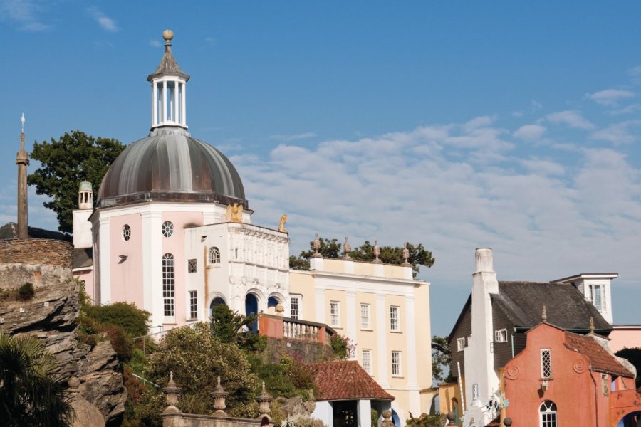 Bâtiments de style italien construits sur la paroi rocheuse de Portmeirion haydenbird - iStockphoto.com