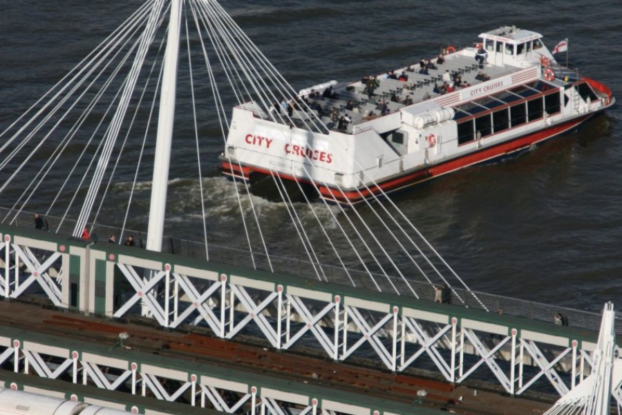 Bateau de croisière sous le pont ferroviaire de Hungerford. (© Stéphan SZEREMETA))