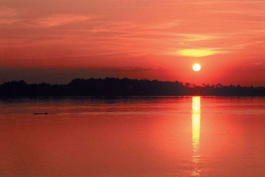 Coucher de soleil sur la rivière Mékong. Author's Image