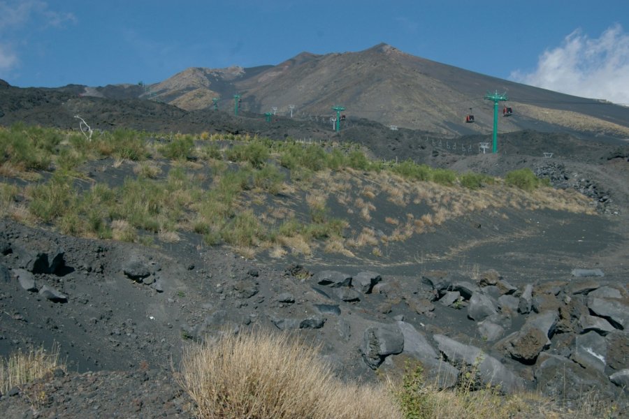 Volcan Etna et coulées de ses laves noires. Stéphan SZEREMETA