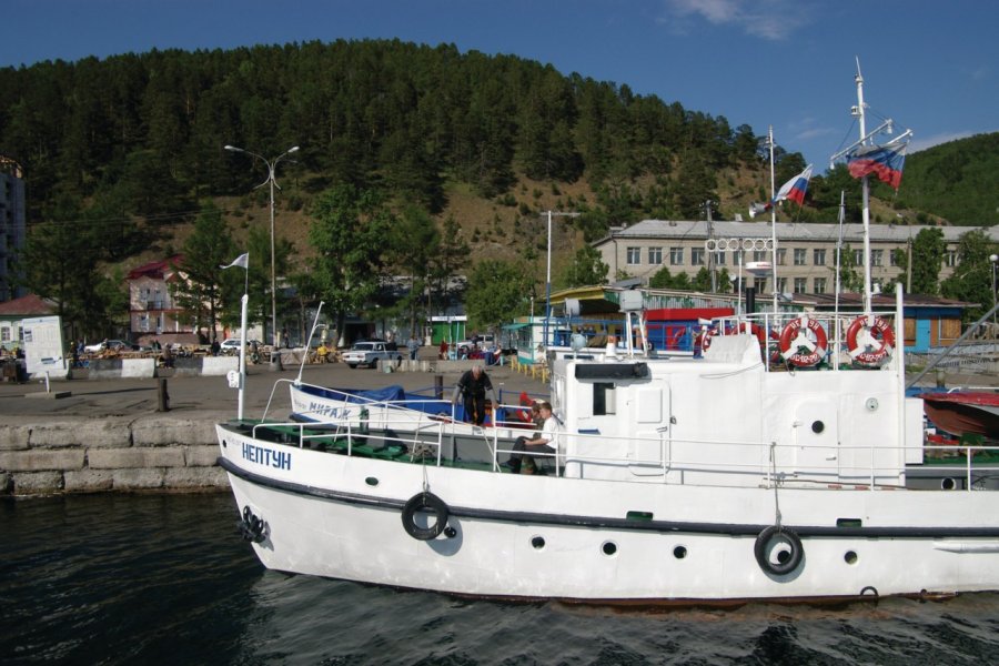 Bateaux de pêche dans le port de Listvianka Stéphan SZEREMETA