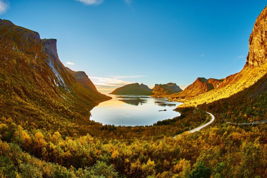 Fjord Bergsbotn Jakub Jerabek - Shutterstock.com