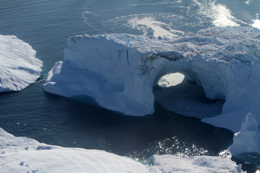 Les arches font parties des formes d'icebergs très recherchées. Stéphan SZEREMETA